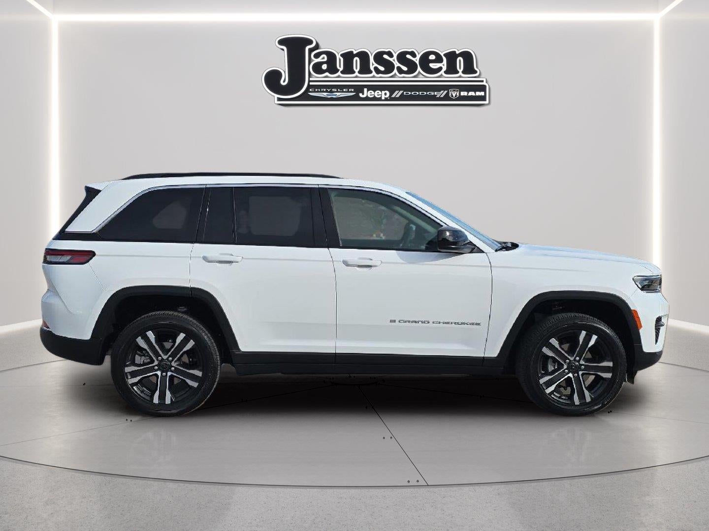 2027 Jeep Grand Cherokee GRAND CHEROKEE LAREDO X 4X4