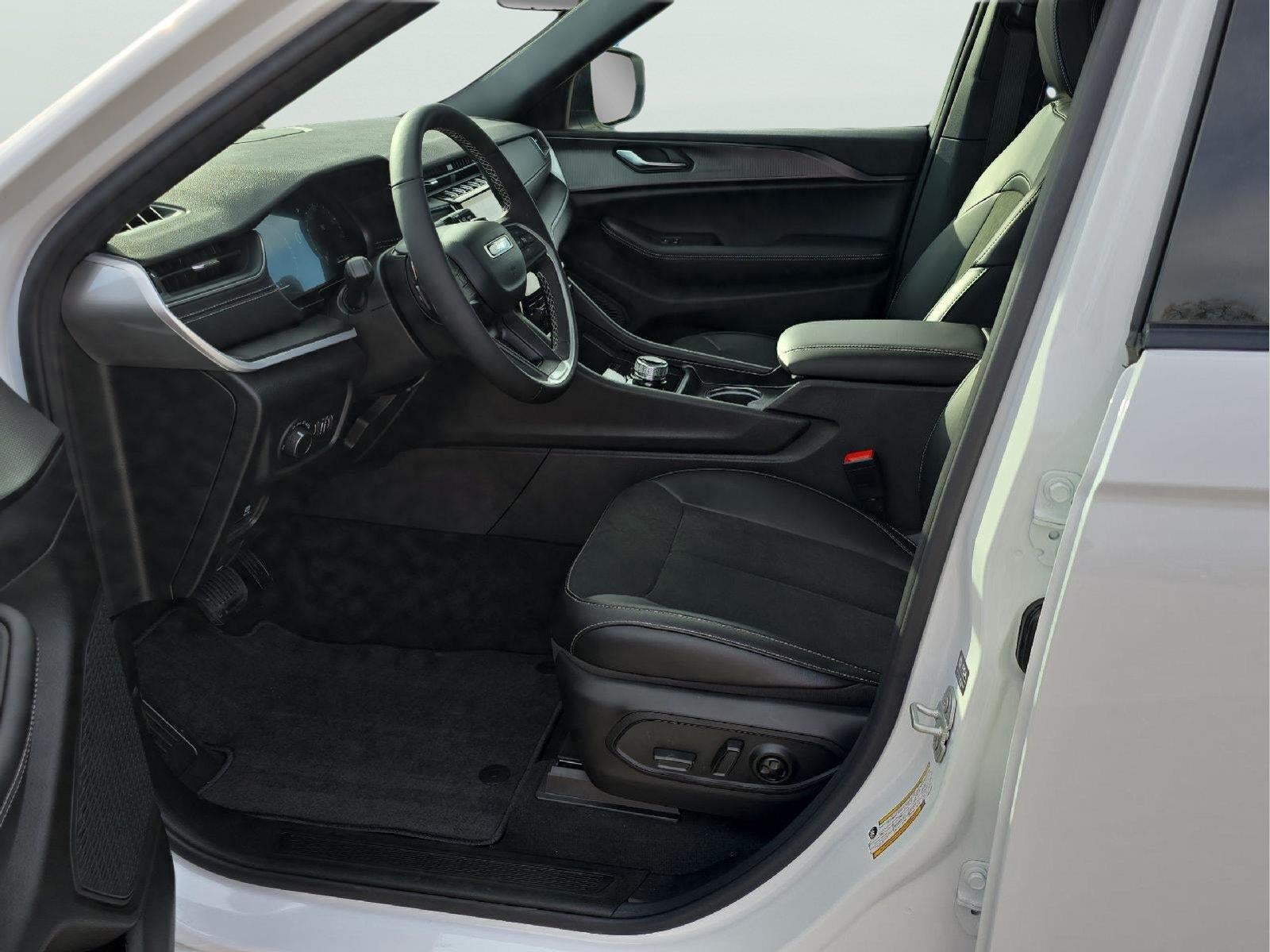 2027 Jeep Grand Cherokee GRAND CHEROKEE LAREDO X 4X4
