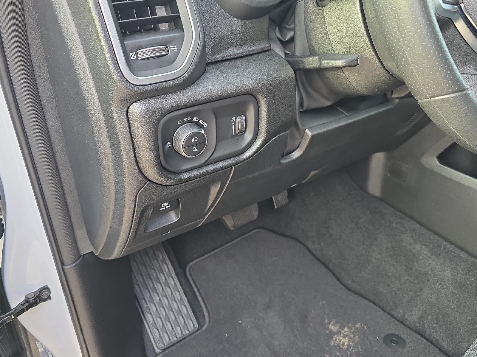2026 RAM 1500 RAM 1500 EXPRESS CREW CAB 4X4 5'7' BOX
