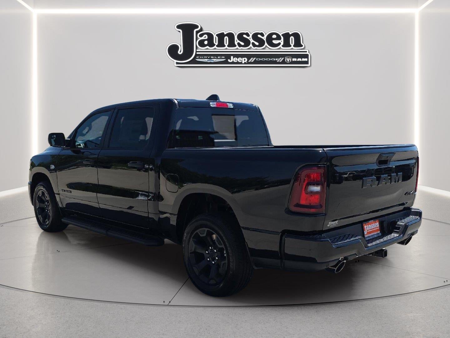 2026 RAM 1500 RAM 1500 EXPRESS CREW CAB 4X4 5'7' BOX
