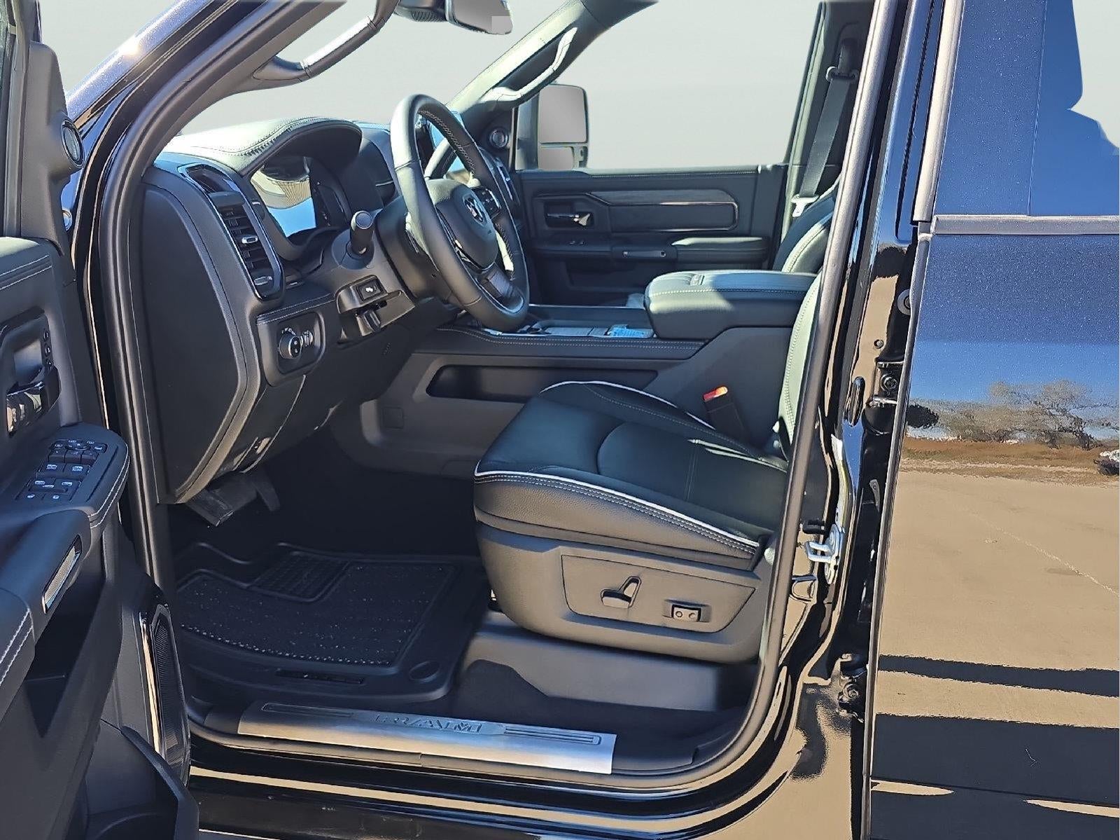 2027 RAM 3500 RAM 3500 LIMITED MEGA CAB 4X4 6'4' BOX