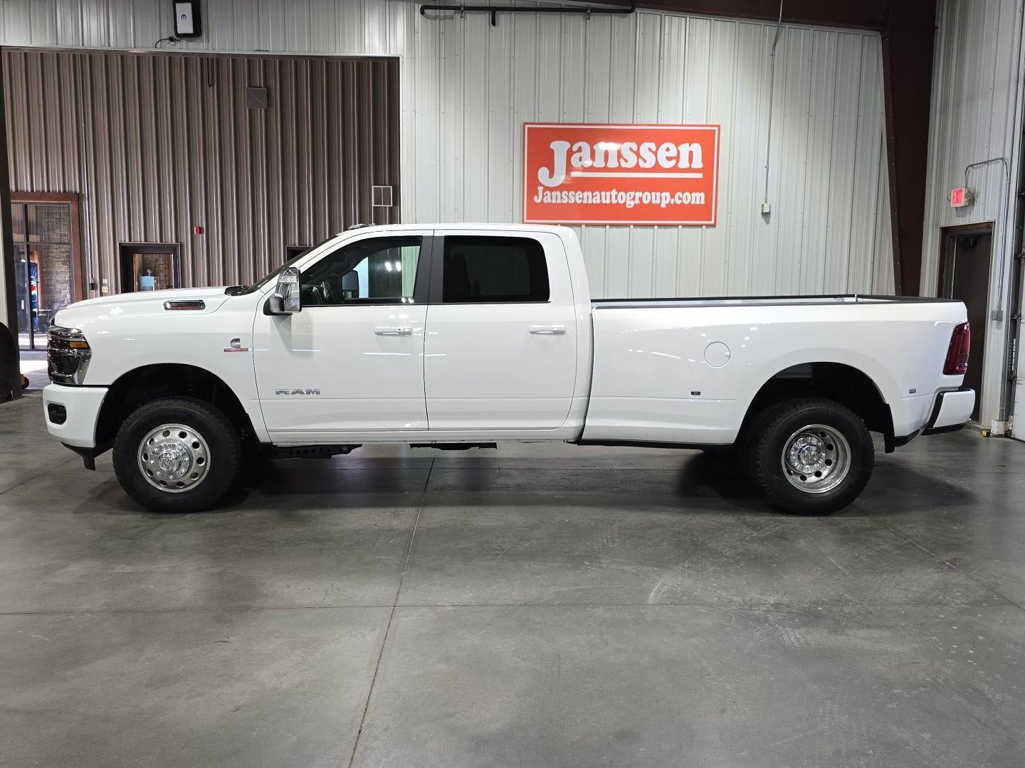 2026 RAM 3500 RAM 3500 LARAMIE CREW CAB 4X4 8' BOX