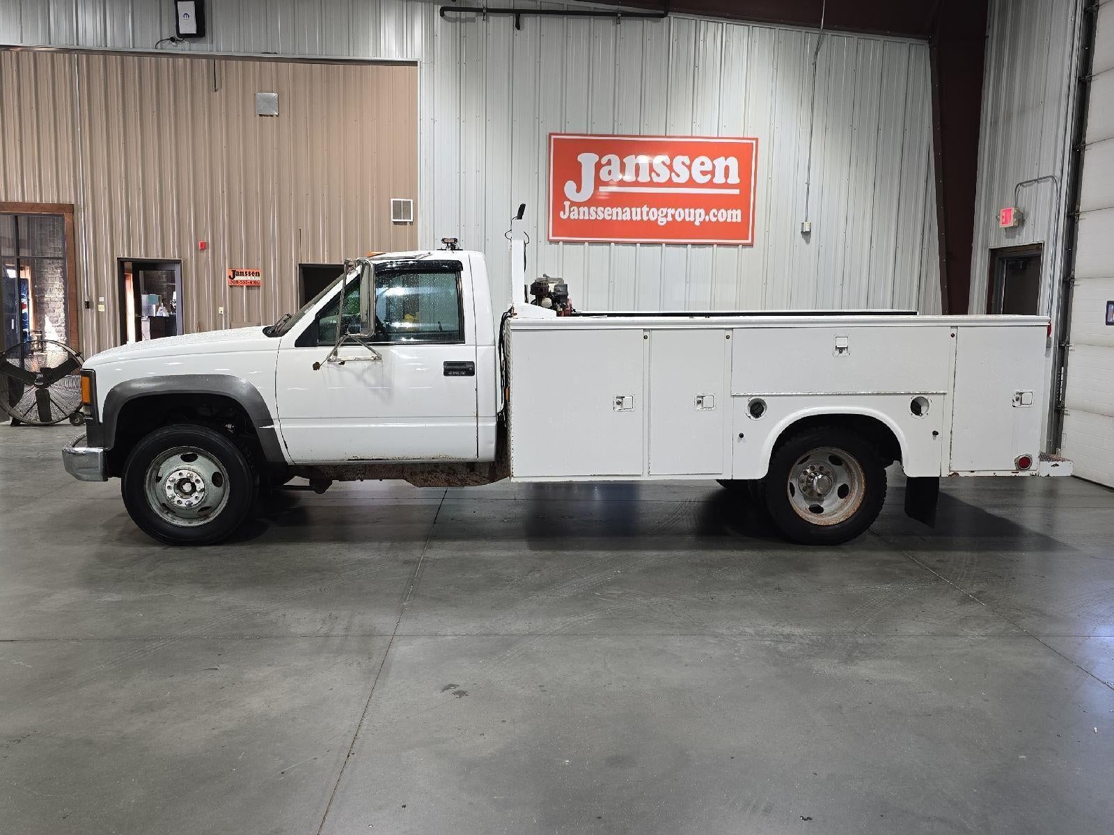 Used 2000 Chevrolet C3500 BASE with VIN 1GBKC34JXYF435044 for sale in North Platte, NE